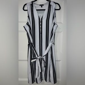 Express | Super comfortable dress with matching detachable belt.  black/white
